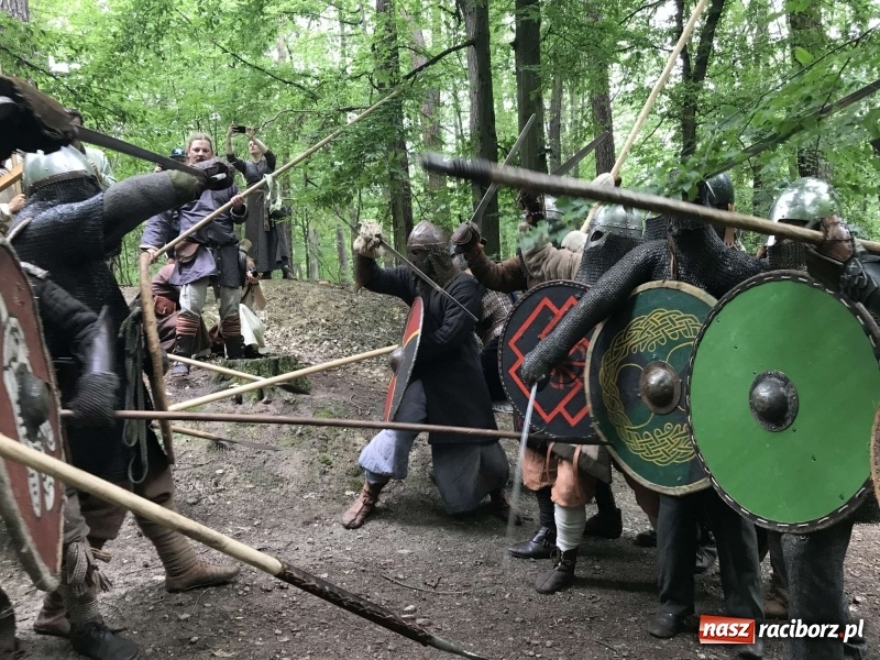 Zdjęcie w galerii na portalu naszraciborz.pl: Siła żywiołów. Minister i stu wojów zjechało do Raciborza na festiwal średniowieczny wiadomości z regionu