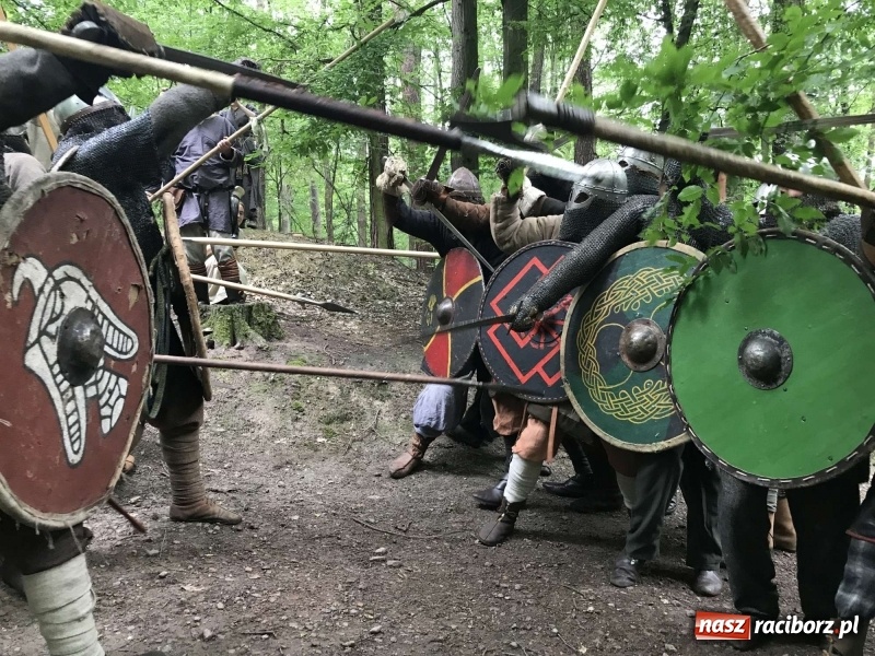 Zdjęcie w galerii na portalu naszraciborz.pl: Siła żywiołów. Minister i stu wojów zjechało do Raciborza na festiwal średniowieczny wiadomości z regionu