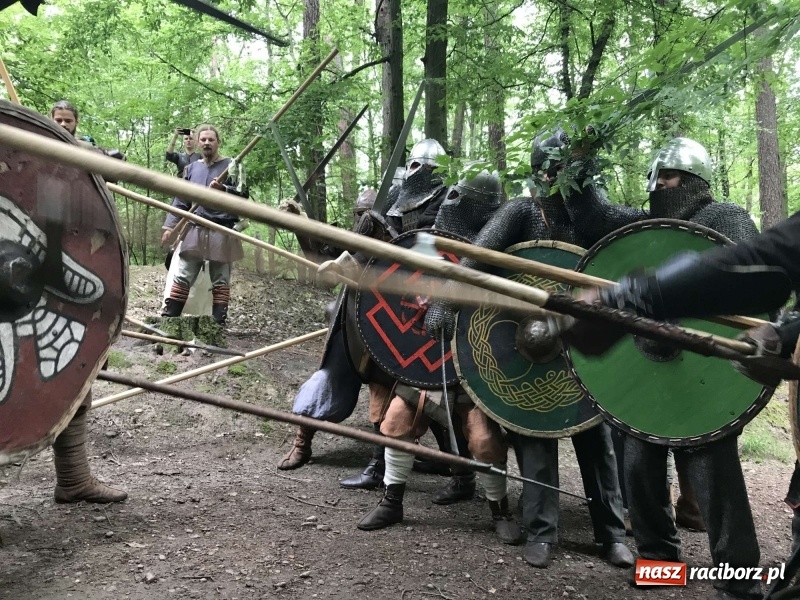 Zdjęcie w galerii na portalu naszraciborz.pl: Siła żywiołów. Minister i stu wojów zjechało do Raciborza na festiwal średniowieczny wiadomości z regionu