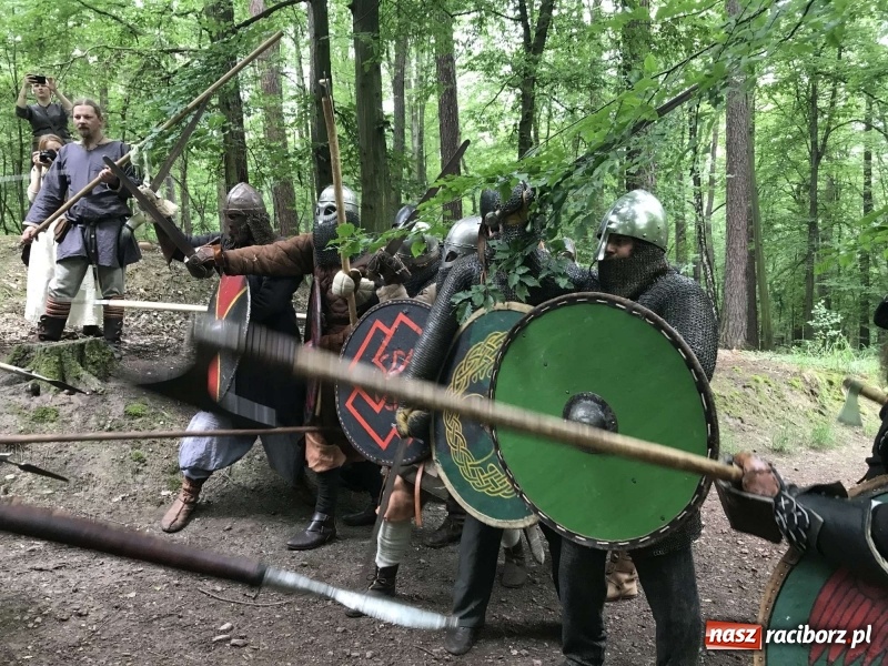 Zdjęcie w galerii na portalu naszraciborz.pl: Siła żywiołów. Minister i stu wojów zjechało do Raciborza na festiwal średniowieczny wiadomości z regionu