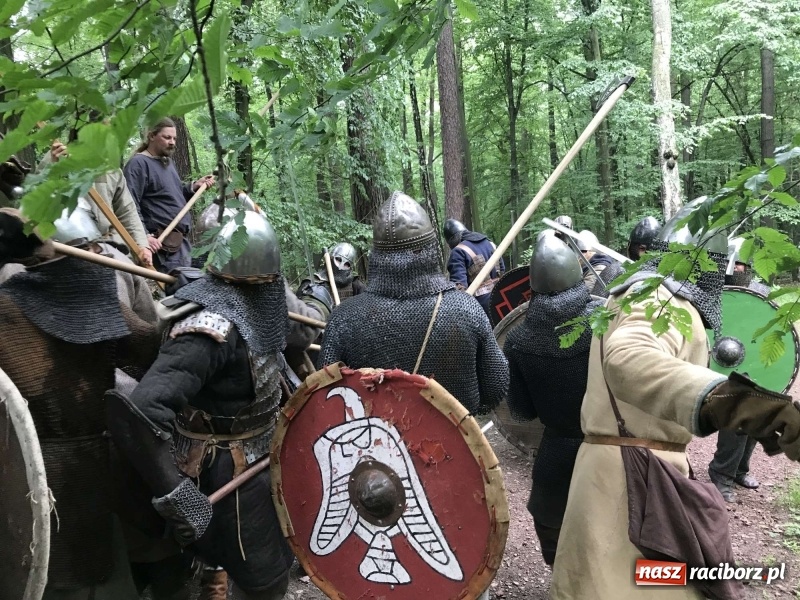 Zdjęcie w galerii na portalu naszraciborz.pl: Siła żywiołów. Minister i stu wojów zjechało do Raciborza na festiwal średniowieczny wiadomości z regionu