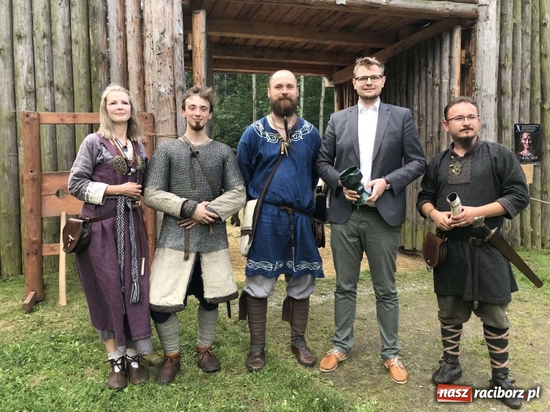 Zdjęcie w galerii na portalu naszraciborz.pl: Siła żywiołów. Minister i stu wojów zjechało do Raciborza na festiwal średniowieczny wiadomości z regionu