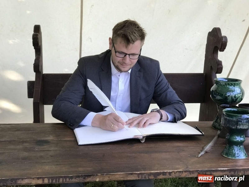 Zdjęcie w galerii na portalu naszraciborz.pl: Siła żywiołów. Minister i stu wojów zjechało do Raciborza na festiwal średniowieczny wiadomości z regionu