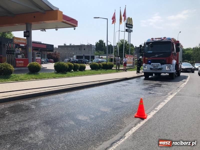 Zdjęcie w galerii na portalu naszraciborz.pl: Cysterna gubiła paliwo na moście  wiadomości z regionu