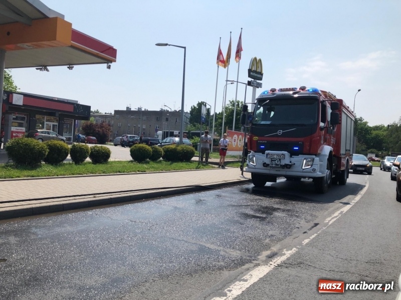 Zdjęcie w galerii na portalu naszraciborz.pl: Cysterna gubiła paliwo na moście  wiadomości z regionu