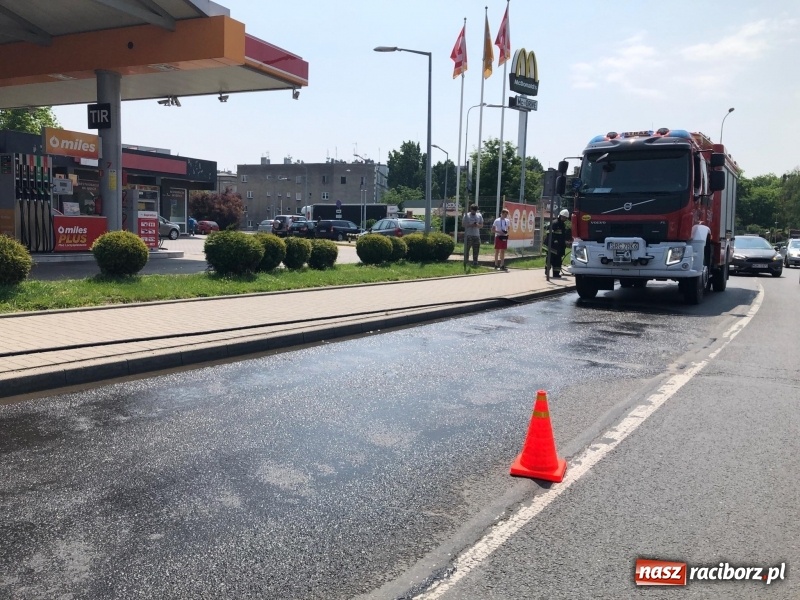 Zdjęcie w galerii na portalu naszraciborz.pl: Cysterna gubiła paliwo na moście  wiadomości z regionu