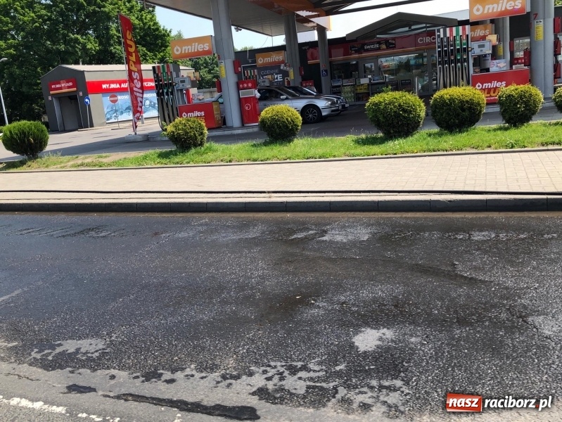 Zdjęcie w galerii na portalu naszraciborz.pl: Cysterna gubiła paliwo na moście  wiadomości z regionu