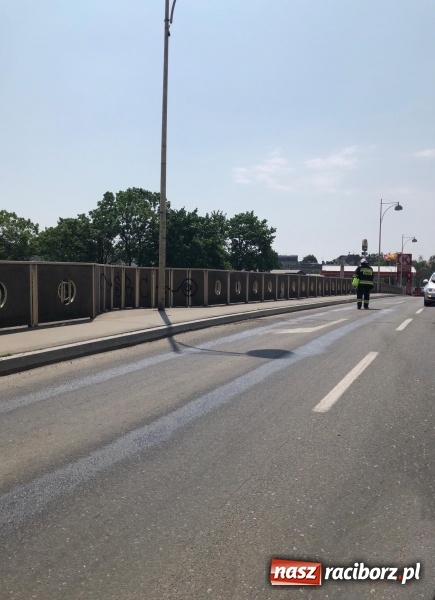 Zdjęcie w galerii na portalu naszraciborz.pl: Cysterna gubiła paliwo na moście  wiadomości z regionu