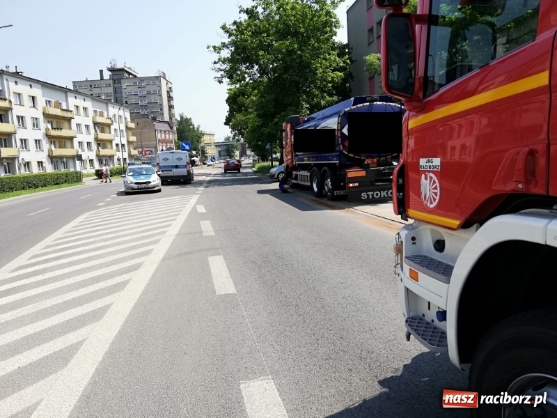Zdjęcie w galerii na portalu naszraciborz.pl: Cysterna gubiła paliwo na moście  wiadomości z regionu