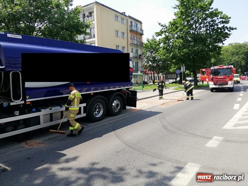 Zdjęcie w galerii na portalu naszraciborz.pl: Cysterna gubiła paliwo na moście  wiadomości z regionu