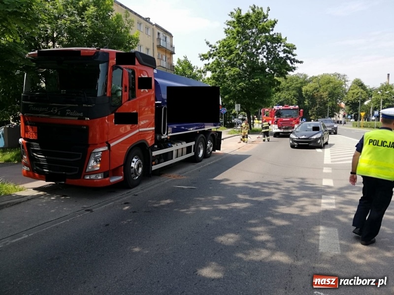 Zdjęcie w galerii na portalu naszraciborz.pl: Cysterna gubiła paliwo na moście  wiadomości z regionu