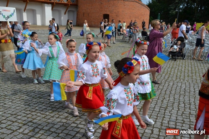 Zdjęcie w galerii na portalu naszraciborz.pl: Węgrzy, Słowacy i Ukraińcy zatańczyli na zamku  wiadomości z regionu