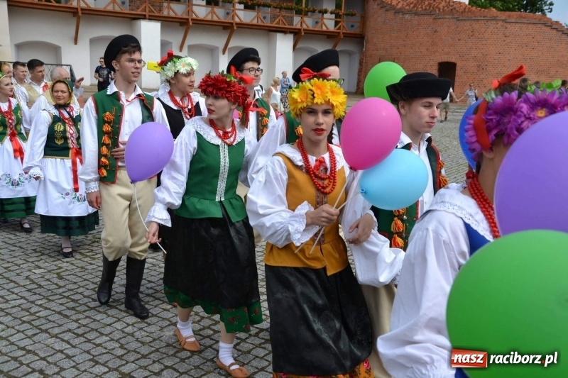 Zdjęcie w galerii na portalu naszraciborz.pl: Węgrzy, Słowacy i Ukraińcy zatańczyli na zamku  wiadomości z regionu