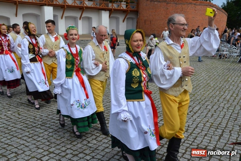 Zdjęcie w galerii na portalu naszraciborz.pl: Węgrzy, Słowacy i Ukraińcy zatańczyli na zamku  wiadomości z regionu
