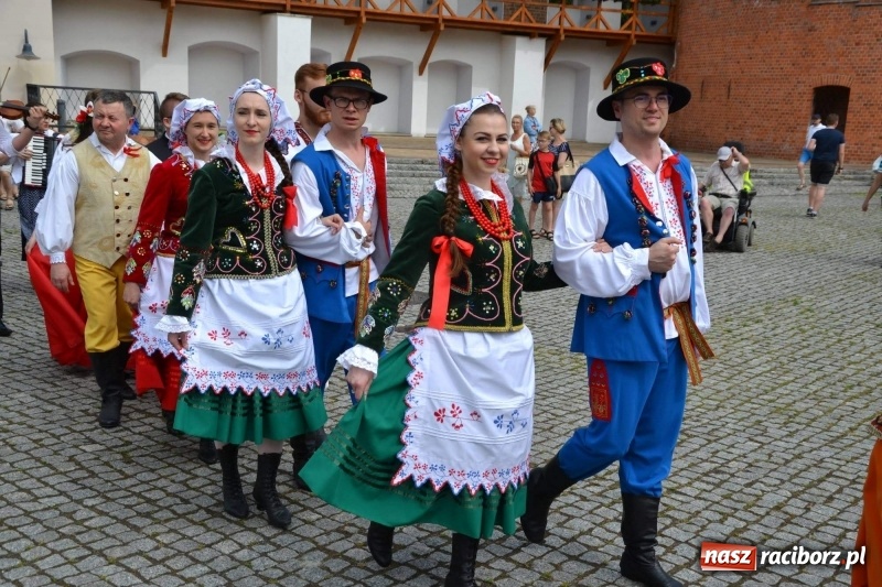 Zdjęcie w galerii na portalu naszraciborz.pl: Węgrzy, Słowacy i Ukraińcy zatańczyli na zamku  wiadomości z regionu