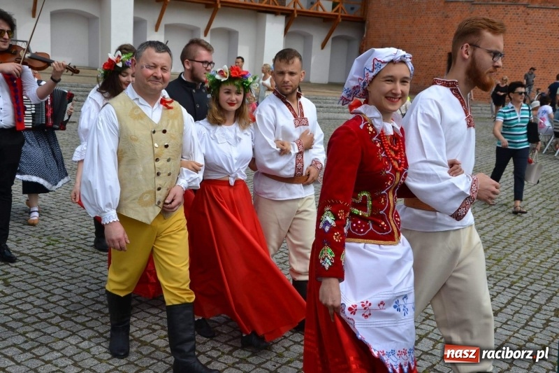Zdjęcie w galerii na portalu naszraciborz.pl: Węgrzy, Słowacy i Ukraińcy zatańczyli na zamku  wiadomości z regionu