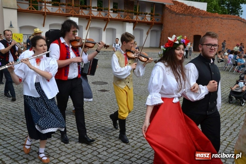 Zdjęcie w galerii na portalu naszraciborz.pl: Węgrzy, Słowacy i Ukraińcy zatańczyli na zamku  wiadomości z regionu