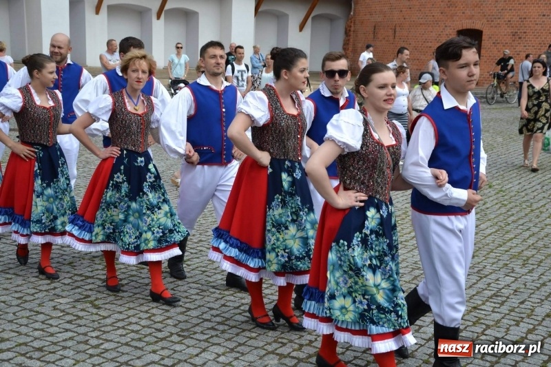 Zdjęcie w galerii na portalu naszraciborz.pl: Węgrzy, Słowacy i Ukraińcy zatańczyli na zamku  wiadomości z regionu