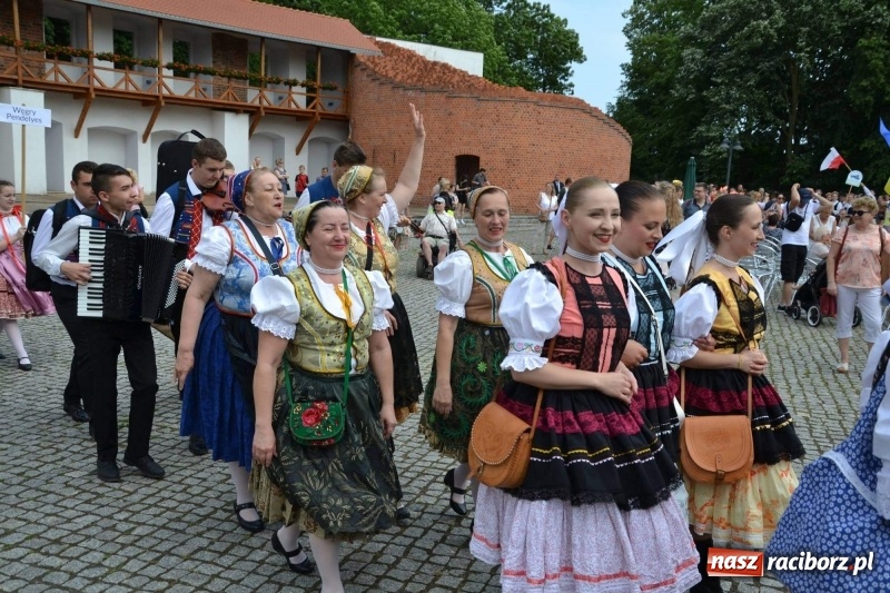 Zdjęcie w galerii na portalu naszraciborz.pl: Węgrzy, Słowacy i Ukraińcy zatańczyli na zamku  wiadomości z regionu
