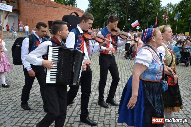 Zdjęcie w galerii na portalu naszraciborz.pl: Węgrzy, Słowacy i Ukraińcy zatańczyli na zamku  wiadomości z regionu