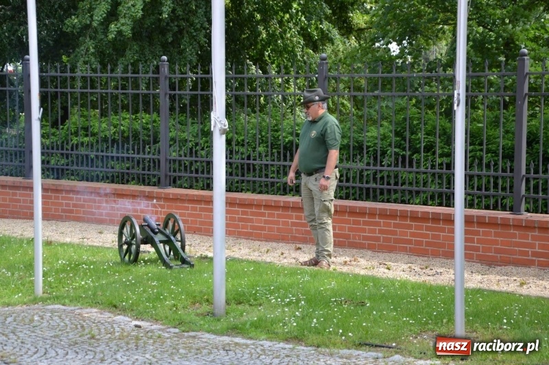 Zdjęcie w galerii na portalu naszraciborz.pl: Węgrzy, Słowacy i Ukraińcy zatańczyli na zamku  wiadomości z regionu