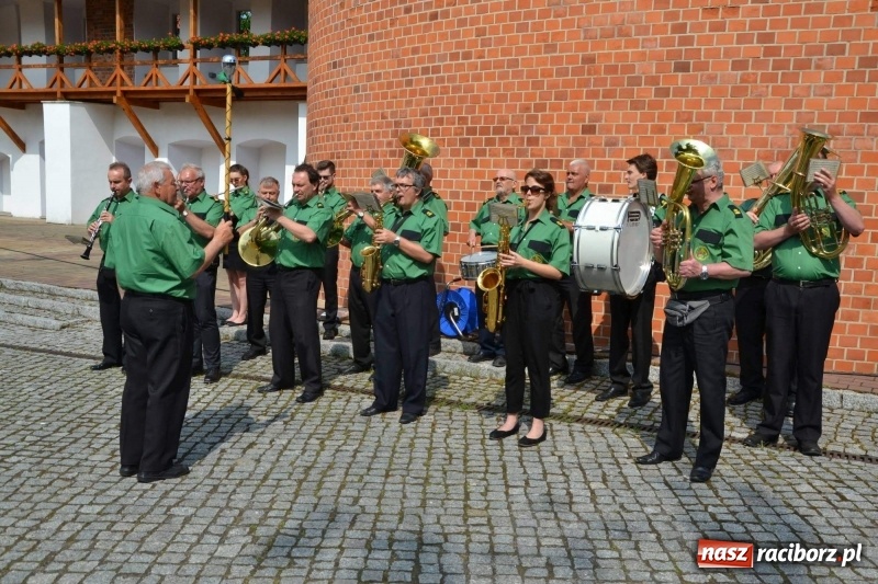 Zdjęcie w galerii na portalu naszraciborz.pl: Węgrzy, Słowacy i Ukraińcy zatańczyli na zamku  wiadomości z regionu