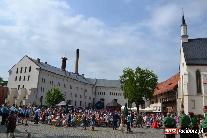 Zdjęcie w galerii na portalu naszraciborz.pl: Węgrzy, Słowacy i Ukraińcy zatańczyli na zamku  wiadomości z regionu