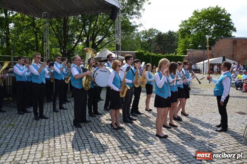 Zdjęcie w galerii na portalu naszraciborz.pl: Węgrzy, Słowacy i Ukraińcy zatańczyli na zamku  wiadomości z regionu