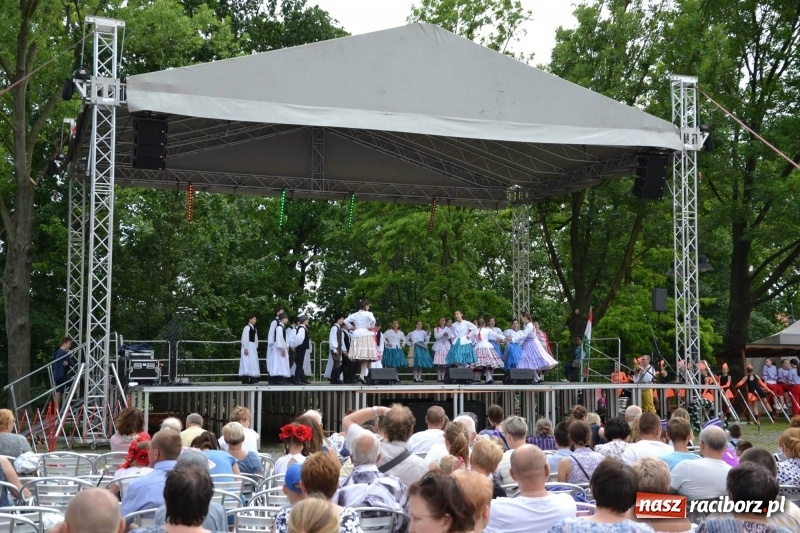 Zdjęcie w galerii na portalu naszraciborz.pl: Węgrzy, Słowacy i Ukraińcy zatańczyli na zamku  wiadomości z regionu