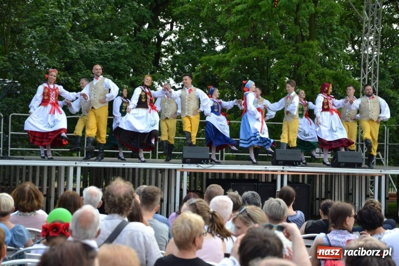 Zdjęcie w galerii na portalu naszraciborz.pl: Węgrzy, Słowacy i Ukraińcy zatańczyli na zamku  wiadomości z regionu