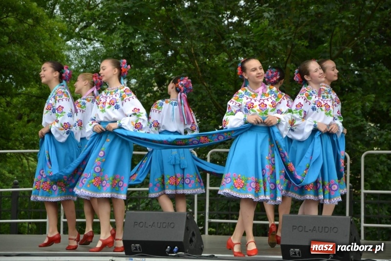 Zdjęcie w galerii na portalu naszraciborz.pl: Węgrzy, Słowacy i Ukraińcy zatańczyli na zamku  wiadomości z regionu