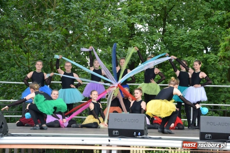 Zdjęcie w galerii na portalu naszraciborz.pl: Węgrzy, Słowacy i Ukraińcy zatańczyli na zamku  wiadomości z regionu