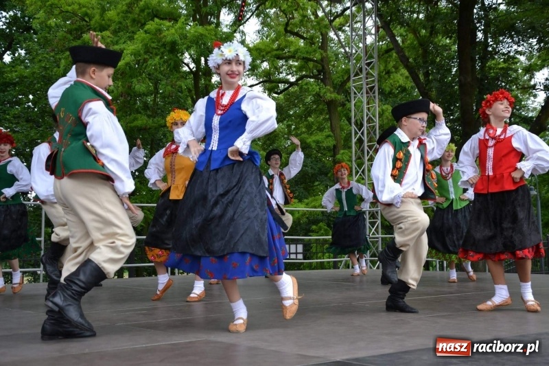 Zdjęcie w galerii na portalu naszraciborz.pl: Węgrzy, Słowacy i Ukraińcy zatańczyli na zamku  wiadomości z regionu