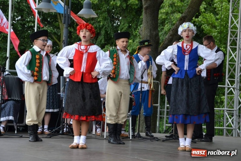 Zdjęcie w galerii na portalu naszraciborz.pl: Węgrzy, Słowacy i Ukraińcy zatańczyli na zamku  wiadomości z regionu