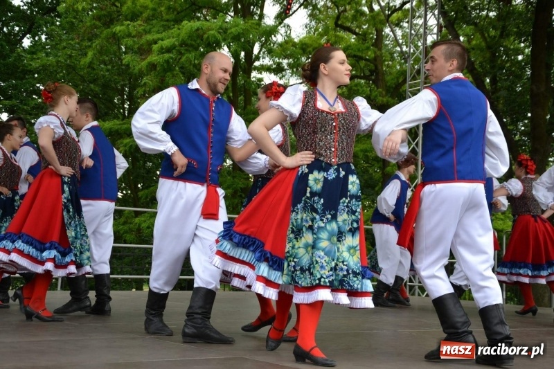 Zdjęcie w galerii na portalu naszraciborz.pl: Węgrzy, Słowacy i Ukraińcy zatańczyli na zamku  wiadomości z regionu