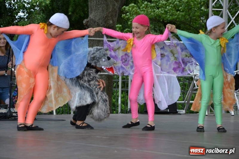 Zdjęcie w galerii na portalu naszraciborz.pl: Węgrzy, Słowacy i Ukraińcy zatańczyli na zamku  wiadomości z regionu