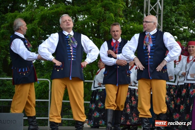 Zdjęcie w galerii na portalu naszraciborz.pl: Węgrzy, Słowacy i Ukraińcy zatańczyli na zamku  wiadomości z regionu