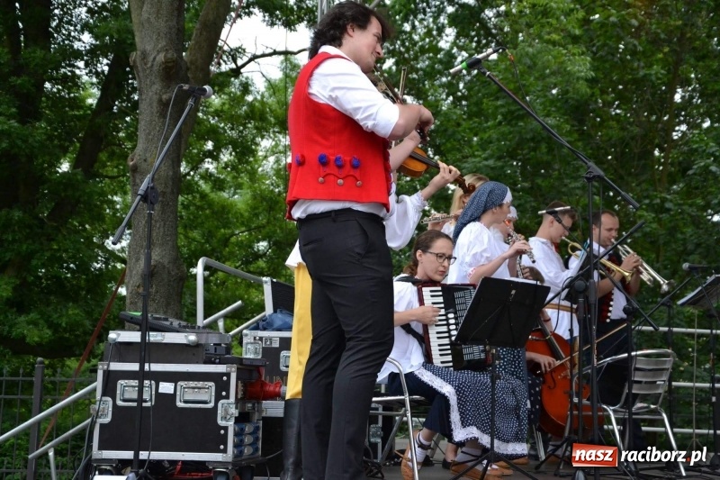 Zdjęcie w galerii na portalu naszraciborz.pl: Węgrzy, Słowacy i Ukraińcy zatańczyli na zamku  wiadomości z regionu