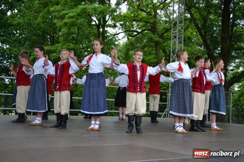Zdjęcie w galerii na portalu naszraciborz.pl: Węgrzy, Słowacy i Ukraińcy zatańczyli na zamku  wiadomości z regionu