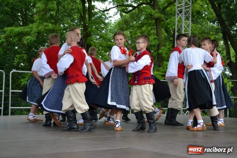 Zdjęcie w galerii na portalu naszraciborz.pl: Węgrzy, Słowacy i Ukraińcy zatańczyli na zamku  wiadomości z regionu