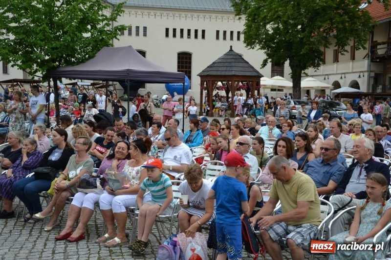 Zdjęcie w galerii na portalu naszraciborz.pl: Węgrzy, Słowacy i Ukraińcy zatańczyli na zamku  wiadomości z regionu