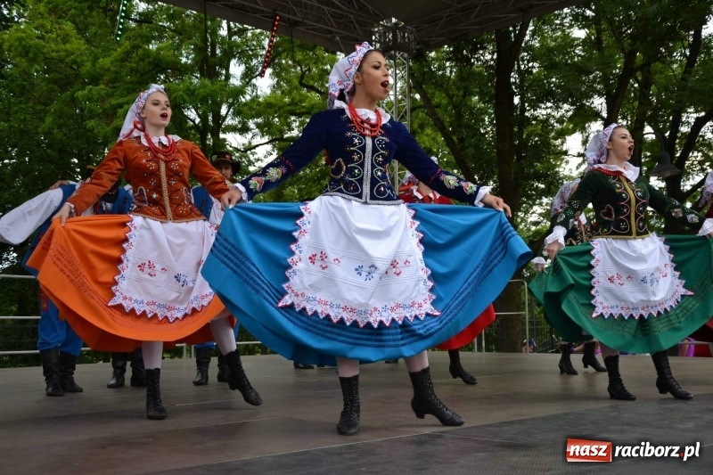 Zdjęcie w galerii na portalu naszraciborz.pl: Węgrzy, Słowacy i Ukraińcy zatańczyli na zamku  wiadomości z regionu