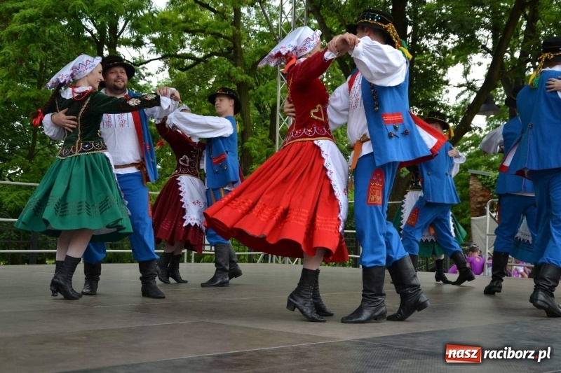 Zdjęcie w galerii na portalu naszraciborz.pl: Węgrzy, Słowacy i Ukraińcy zatańczyli na zamku  wiadomości z regionu