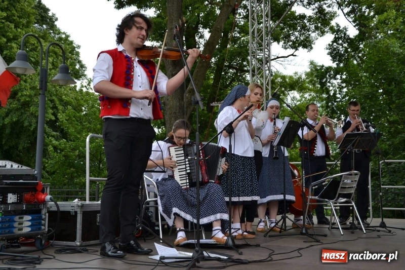 Zdjęcie w galerii na portalu naszraciborz.pl: Węgrzy, Słowacy i Ukraińcy zatańczyli na zamku  wiadomości z regionu