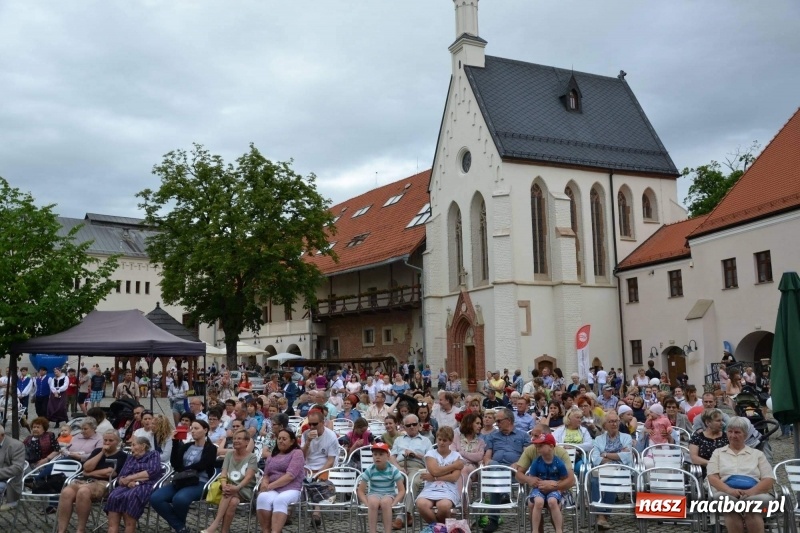 Zdjęcie w galerii na portalu naszraciborz.pl: Węgrzy, Słowacy i Ukraińcy zatańczyli na zamku  wiadomości z regionu