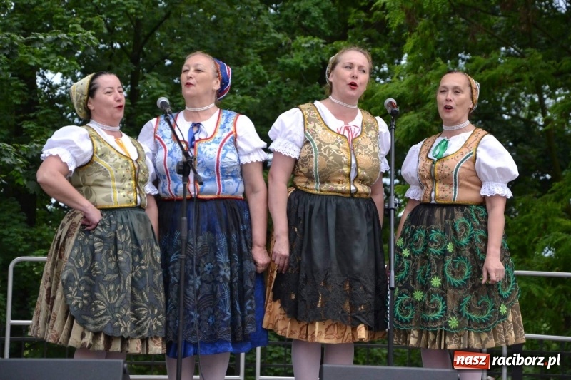 Zdjęcie w galerii na portalu naszraciborz.pl: Węgrzy, Słowacy i Ukraińcy zatańczyli na zamku  wiadomości z regionu