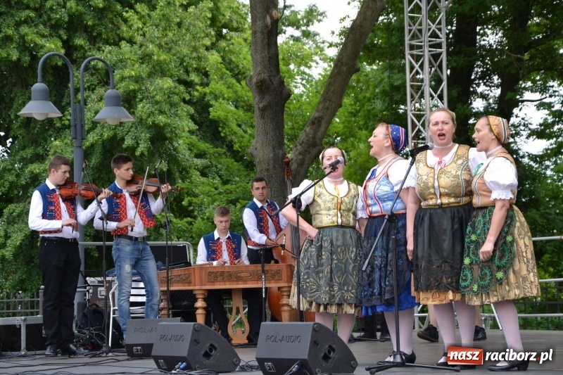 Zdjęcie w galerii na portalu naszraciborz.pl: Węgrzy, Słowacy i Ukraińcy zatańczyli na zamku  wiadomości z regionu