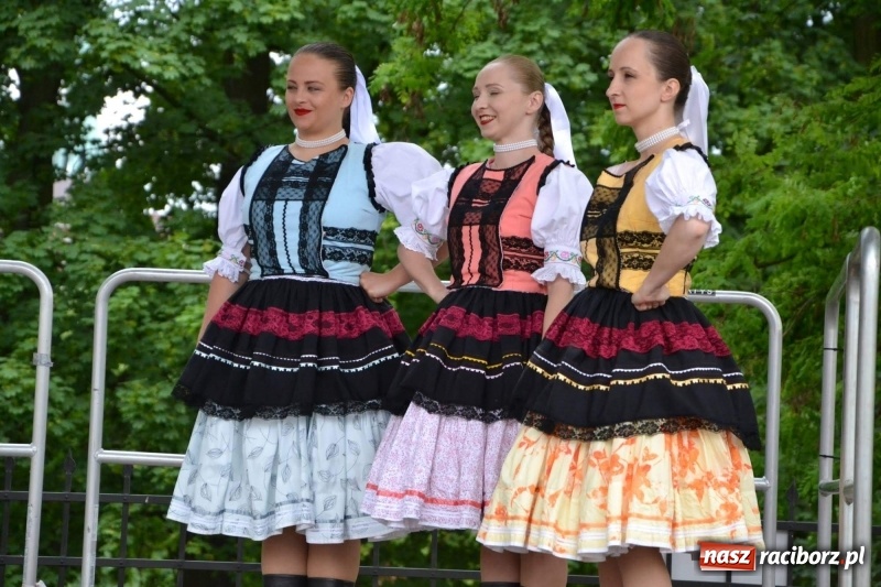 Zdjęcie w galerii na portalu naszraciborz.pl: Węgrzy, Słowacy i Ukraińcy zatańczyli na zamku  wiadomości z regionu