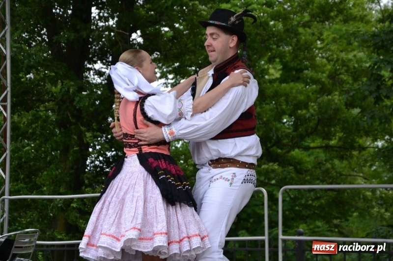 Zdjęcie w galerii na portalu naszraciborz.pl: Węgrzy, Słowacy i Ukraińcy zatańczyli na zamku  wiadomości z regionu