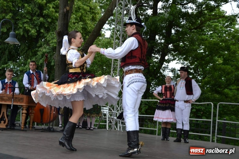 Zdjęcie w galerii na portalu naszraciborz.pl: Węgrzy, Słowacy i Ukraińcy zatańczyli na zamku  wiadomości z regionu